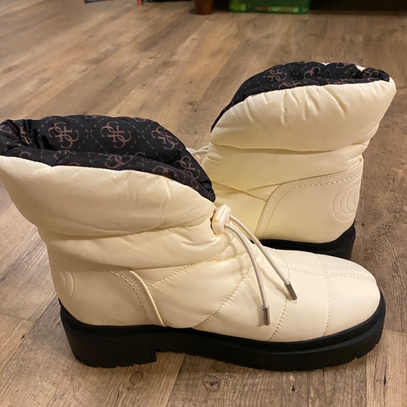 NWT Guess Leeda Padded Logo Snow Boots, size 9 - Picture 9 of 9